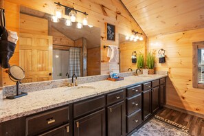 Shower, hair dryer, towels, soap - SummerFun! Pets, Indoor Pool, Fire Pit, Hot Tub, Foosball/Air Hockey, Dollywood! (Sevierville)