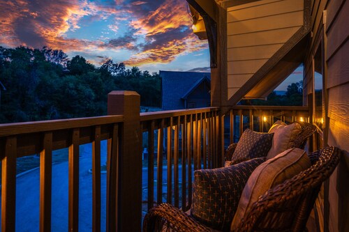 Fall Foliage! Pet Friendly, Indoor Pool, Fire Pit, Hot Tub, Foosball, Dollywood!