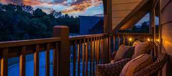 Fall Foliage! Pet Friendly, Indoor Pool, Fire Pit, Hot Tub, Foosball, Dollywood!