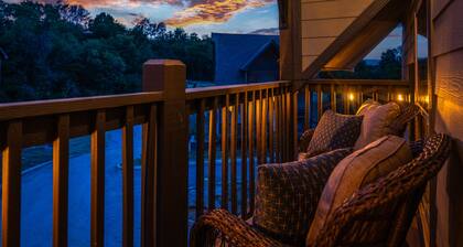 Fall Foliage! Pet Friendly, Indoor Pool, Fire Pit, Hot Tub, Foosball, Dollywood!