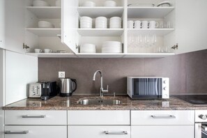 Kühlschrank, Mikrowelle, Ofen, Herdplatte