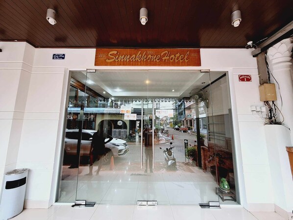 Front of property - Sinakhone Vientiane Hotel (Vientiane)