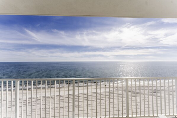 Un balcon avec vue sur l’océan et la plage.