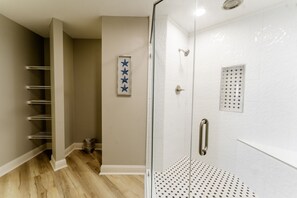 Shower, hair dryer, towels, toilet paper - Newly remodeled, BIG corner condo, huge wrap-around porch with incredible views! (Gulf Shores)
