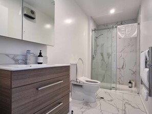 Douche, sèche-cheveux, bidet, serviettes fournies