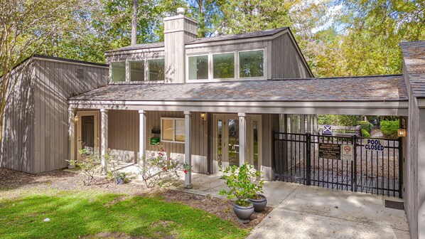 Exterior - UNC 3BR Retreat @ Village West (Chapel Hill)