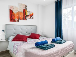 2 chambres, fer et planche à repasser, Wi-Fi, draps fournis