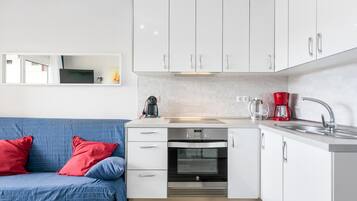 Refrigerador, microondas, horno y cafetera y tetera
