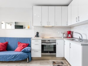 Réfrigérateur, micro-ondes, four, cafetière/bouilloire