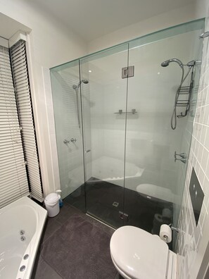 Douche, baignoire Ă jets, sĂšche-cheveux, serviettes fournies