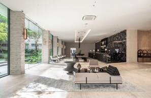 Área de estar no saguão