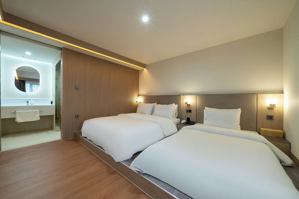 Family Twin Room | Soundproofing, free WiFi