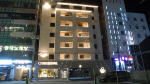 Un edificio de varios pisos con un letrero que dice Hound Hotel.