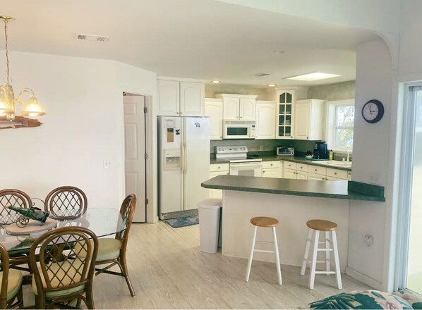 Mikrowelle, Ofen, Herdplatte, Geschirrspüler