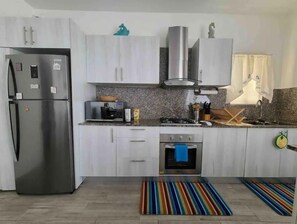 Refrigerador, microondas, horno y parrilla de estufa