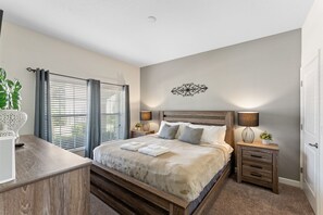 4 bedrooms, in-room safe, iron/ironing board, travel cot - 4BR Townhome, lake view, 15 Mins to Disney, private Pool, At Storey Lake Resort  (Kissimmee)