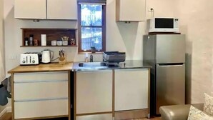 Kjøleskap, mikrobølgeovn, oppvaskmaskin og vannkoker