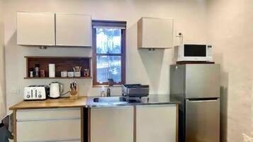 Réfrigérateur, micro-ondes, lave-vaisselle, bouilloire électrique