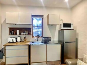 Refrigerador, microondas, lavavajillas y tetera eléctrica