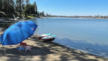 Plage, chaises longues, serviettes de plage