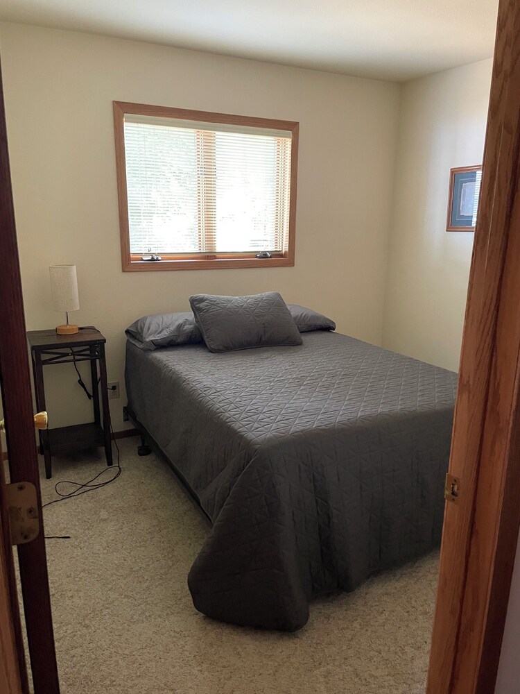 Country style 4 Bdrm with family suite, 3Ba house on Lake Metonga