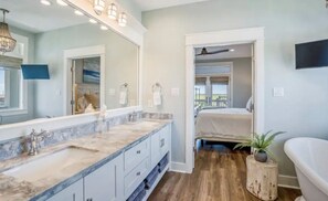 Secadora de cabello, toallas, jabón, papel de baño