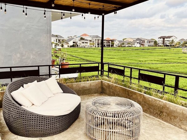 Terrace/patio - Enjoy a stylish stay in Bali within 1.8 km of Berawa Beach. (Bali)