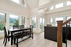 Apartamento panorâmico | Opções para refeição no quarto