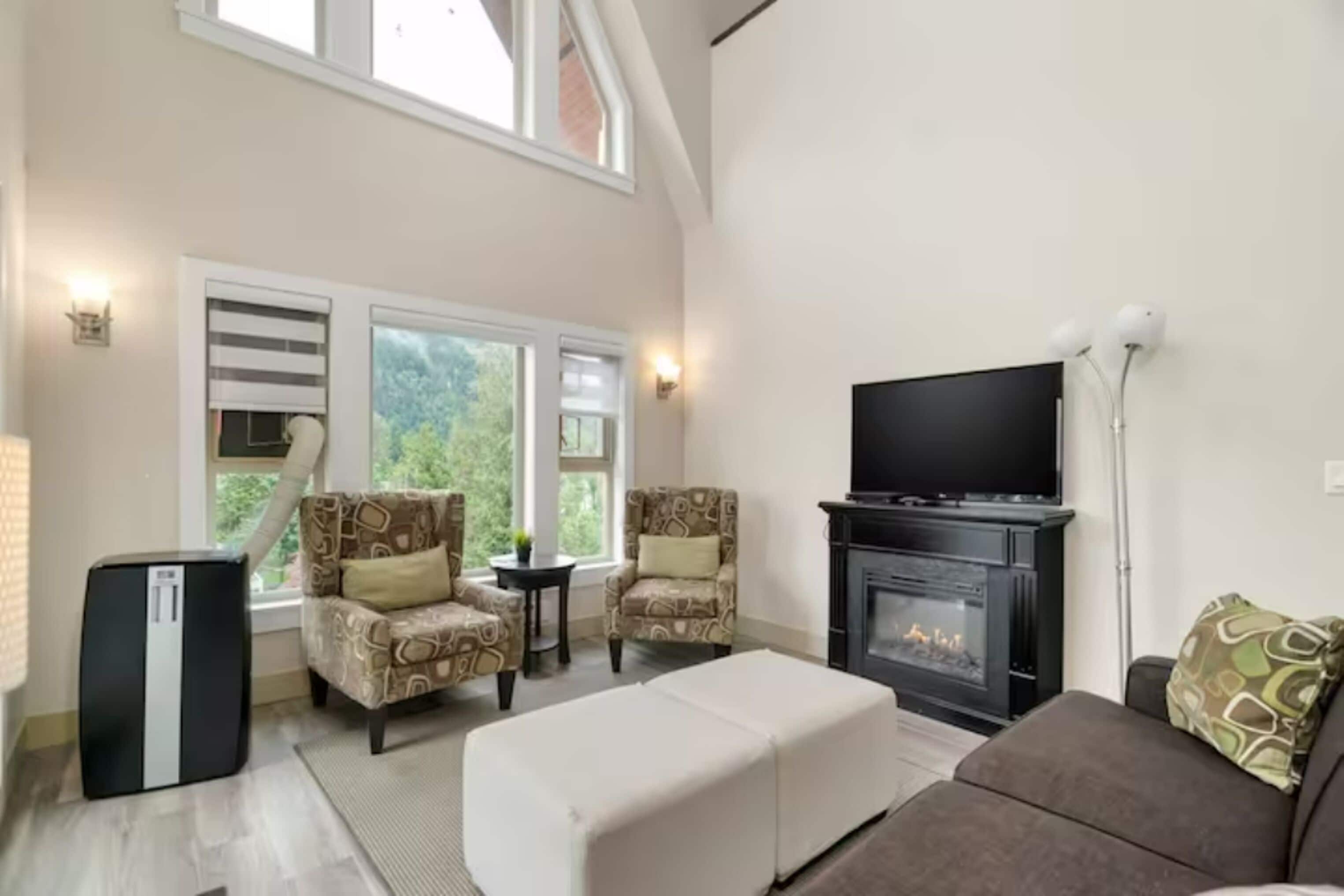 Deluxe Apartment | Living area | Fireplace, toys