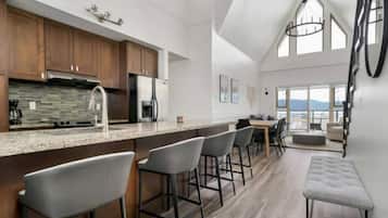 Family Apartment | Private kitchen | Full-size fridge, microwave, oven, stovetop