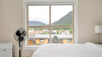 3 bedrooms, premium bedding, desk, laptop workspace