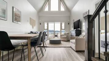 Family Apartment | In-room dining