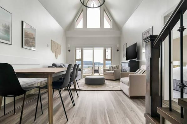 Family Apartment | In-room dining - Harrison Hot Springs (Harrison Hot Springs)