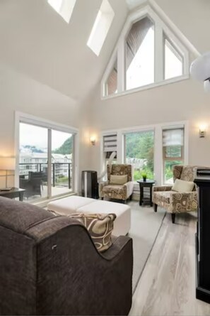 Deluxe Apartment | Living area | Fireplace, toys - Harrison Hot Springs (Harrison Hot Springs)