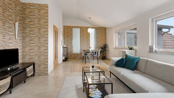 Fernseher, DVD-Player, Stereoanlage