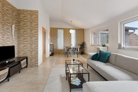 TV, DVD player, stereo. Modern vacation apartment with lake view and balcony directly on the Lake Constance cycle path