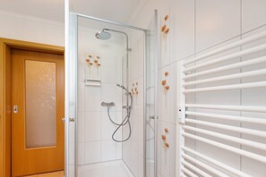 Shower, hair dryer, towels - Modern vacation apartment with lake view and balcony directly on the Lake Constance cycle path (Radolfzell)