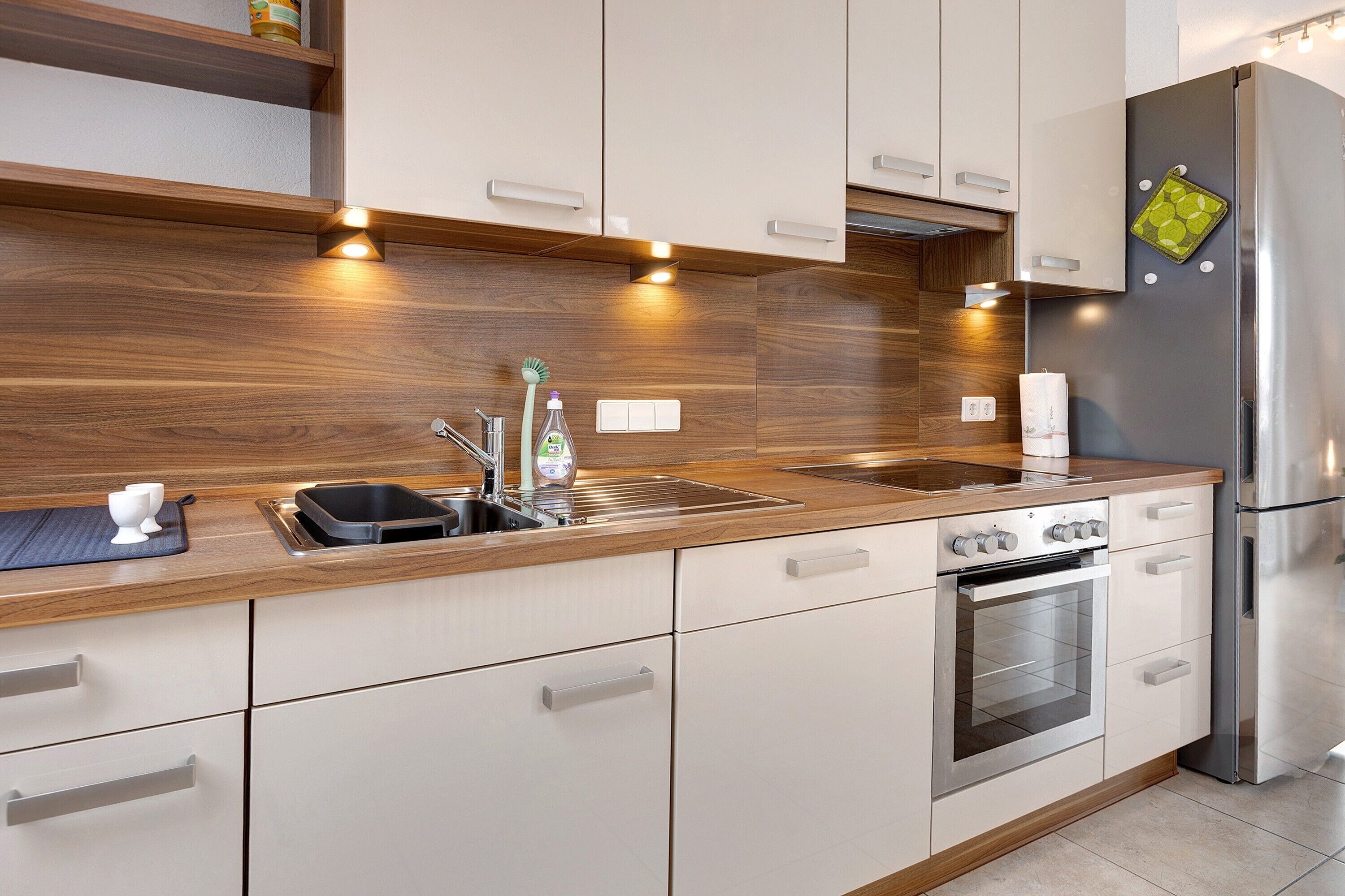 Kjøleskap, ovn, kokeplater og oppvaskmaskin