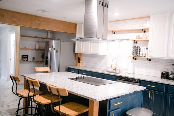 Geladeira, micro-ondas, fogão, cooktop