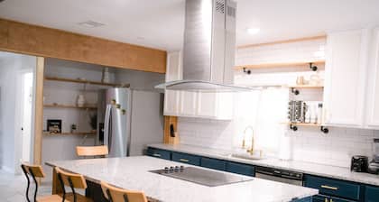 5 mins to Silos/Stadium/Block to Cameron Park Zoo