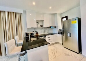 Refrigerador, microondas, parrilla de estufa y cafetera y tetera 
