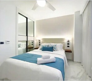 2 habitaciones, tabla de planchar con plancha y cuna de viaje 