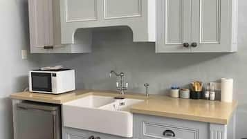 Refrigerador, microondas, lavavajillas y tetera eléctrica