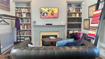 Televisión, chimenea y libros