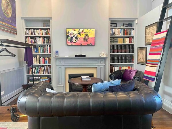 Fernseher, Kamin, Bücher