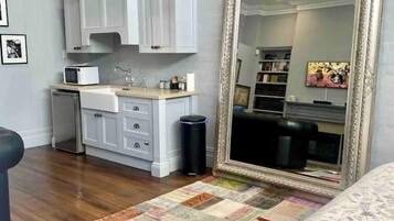 1 habitación, tabla de planchar con plancha, wifi gratis y ropa de cama