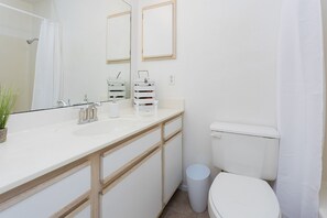 Handtücher, Seife, Shampoo, Toilettenpapier