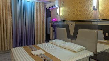 高級寢具、羽絨被、記憶棉床墊、書桌