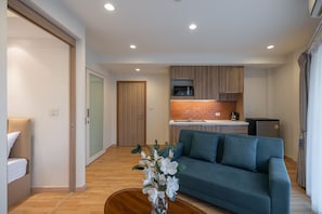Suite Double Room with Balcony | Wohnbereich | 40-Zoll-Flachbildfernseher mit Kabelempfang