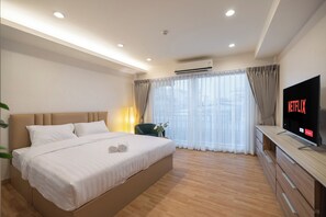Double room with Balcony | Meja, kalis bunyi, Wi-fi percuma, cadar katil 